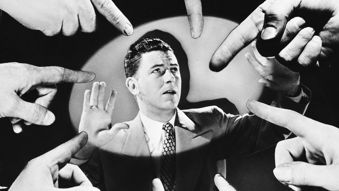 shame-fingers-pointing